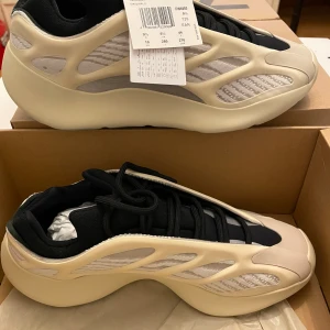 Yeezy 700 V3 AZAEL - Helt nya kvitto finns digitalt. Deadstock på alla yeezys jag lagt upp!