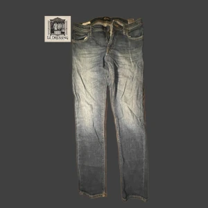 Blå jeans från Jack&Jones - Snygga blå jeans från Jack&Jones med klassisk ljus tvätt. De har en rak passform och är tillverkade i slitstarkt denim. Perfekta för en avslappnad stil. Nypris 899kr 
