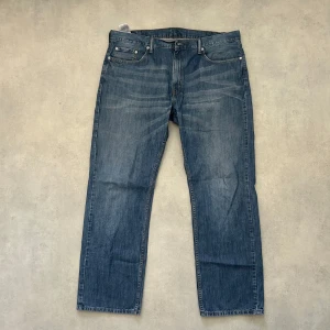 Blå jeansbyxor från Levi's - Klassiska blå jeansbyxor från Levi's  med en Baggy passform. Perfekta för en avslappnad stil.