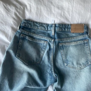 Lågmidjade jeans - Snygga blå jeans från Weekday, lågmidjade o utsvängda! Perfekta till sommar/vår!❣️.                       W24 L32