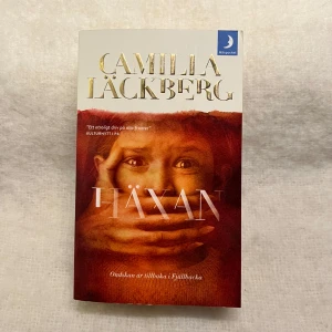 Häxan - Spännande deckare av Camilla Läckberg, 'Häxan', som utspelar sig i Fjällbacka. Boken handlar om ett försvinnande av en ung flicka och kopplingar till ett tidigare fall. Perfekt för dig som älskar mysterier och kriminalromaner.