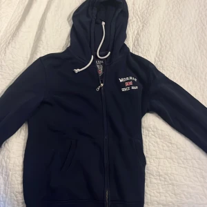 Morris Zip Hoodie Medium Herr - Rensat garderoben och hittat några plagg jag aldrig har på mig längre och detta är en av dom. Knappt använd!