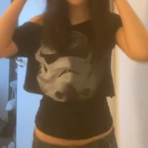 Svart croppad t-shirt med Stormtrooper-tryck - Säljer en svart croppad off shoulder t-shirt med ett coolt Stormtrooper-tryck i vitt