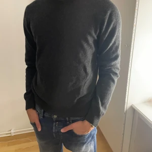 Mörkgrå Kashmirtröja från Uniqlo - Stilren mörkgrå tröja i 100% kashmir från Uniqlo. Tröjan är sparsamt använd utan några defekter eller skavanker, 9/10 skick. Passar perfekt till vårsäsongen. Stl S. Tveka inte att höra av dig vid frågor eller funderingar. 