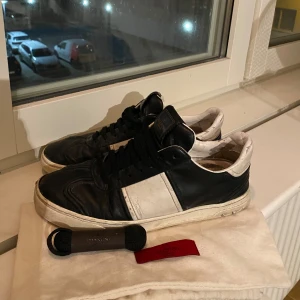Flycrew läder  - Size 41 svarta och vita sneakers från Valentino Garavani. Skicket 8/10. Dustbag & snören.          FÖLJS MED! 🤩 