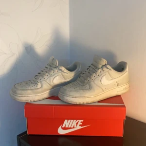 Vita Nike Air Force sneakers - Säljer ett par klassiska vita Nike Air Force sneakers. Skorna har en stilren design med snörning och den ikoniska Nike-loggan på sidan. Perfekta för en casual look. Perfekt i skick och riktigt bra skor för en simpel outfit! 🔥