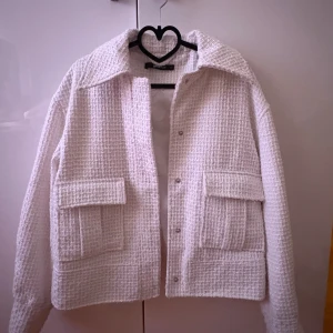 Vit kappa från Gina Tricot - Fin kappa från Gina, använd kanske 1-2 gånger💞 skriv för mer bilder