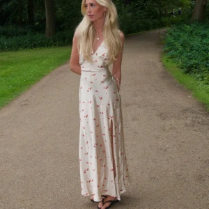 Långklänning Designbysi - Säljer så vacker!! långklänning då den tyvärr inte passade mig! Perfekt för bal, midsommar eller bara som sommarklänning! Alla lapparna kvar. Kostade 700 kr med frakt 💫