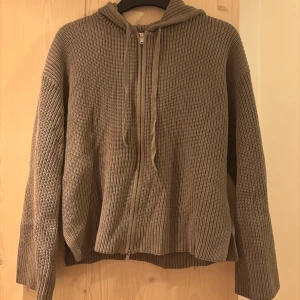 Khaki färgad stickad hoodie från Monki - Super fin o helt oanvänd stickad hoddie från monki💕💕                       Ny pris 399kr