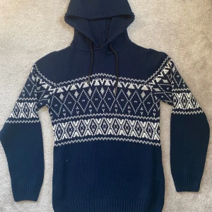 Stickad hoodie  - En snygg stickad hoodie! | Skick: 9,5/10 ✅| Hör av er vid fler frågor🦦