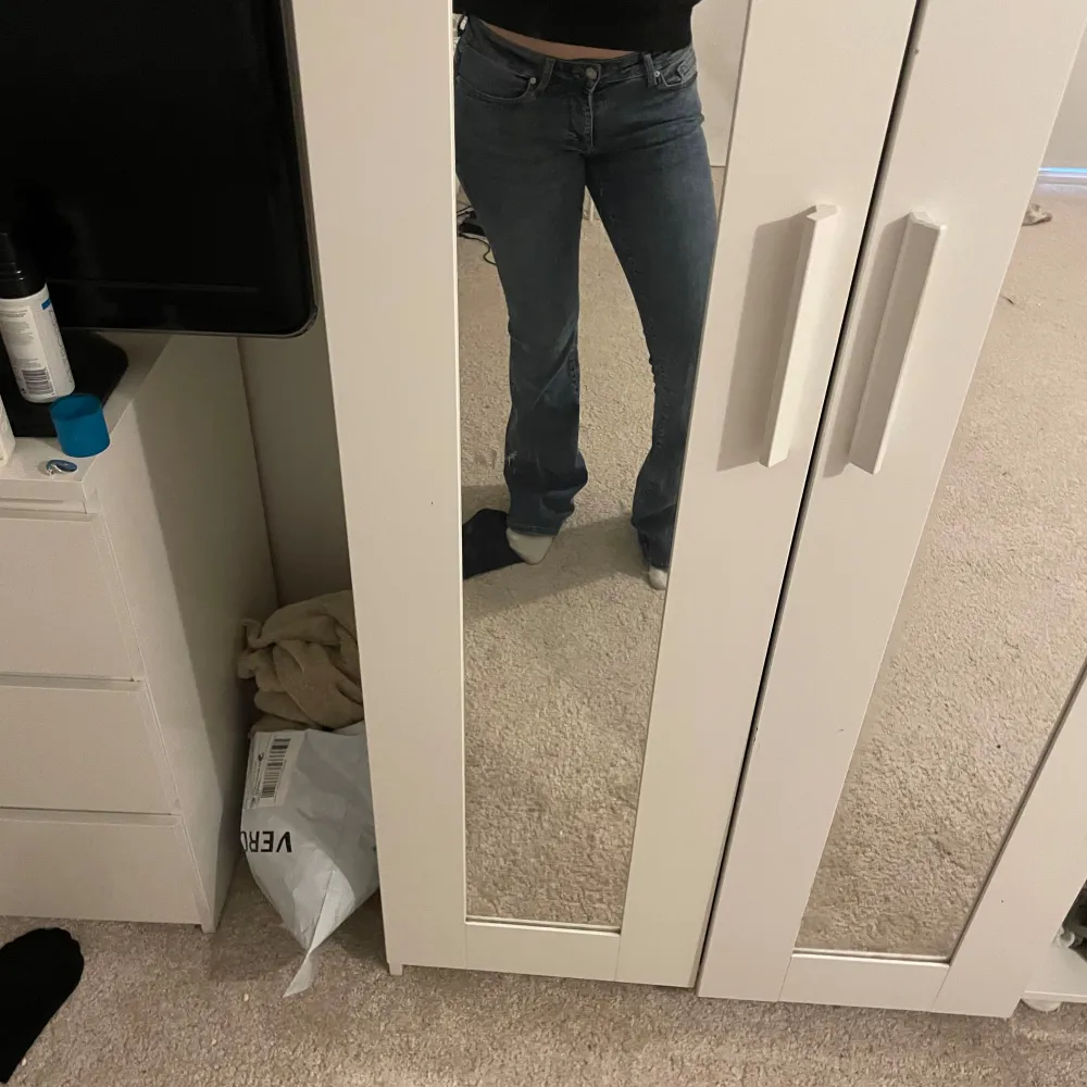 Snygga blå jeans från Vero Moda. Low waist. Medel långa i modellen. Storlek 38 men passar också 36 då jag har storlek 36 🙂pris är förhandlingsbart . Farkut & Housut.