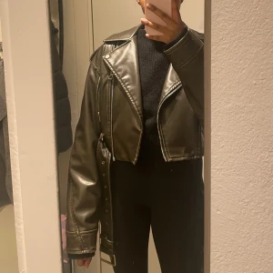 Bikerjacka från Zara - Säljer min jacka från Zara. I väldigt gott skick. Storlek M.