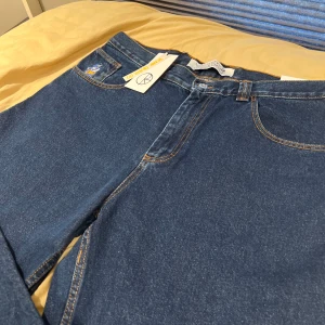 Polar 93 Skate byxor - Säljer dessa helt nya 93polar byxor från Junkyard för gillade inte färgen och är inte riktigt min stil. Nypris 1350kr!