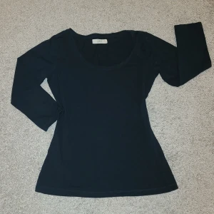 Topp - Supersöt mörkblå topp från 365 med trekvarts ärmar. Storlek S. Köparen står för frakten✨️