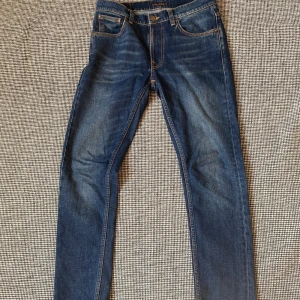 Mörkblå jeans med smal passform - Nudie jeans Lean Dean • 32/32 • 8/10 skick • PRIS EJ HUGGET I STEN