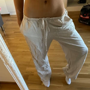 Beige linnebyxor med snörning - Low waist linnebyxor i lös passform säljer då de e för stora för mig