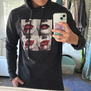 Svart Limitato hoodie - Snygg svart hoodie från Limitato. Storlek M och är i väldigt gott skick. 