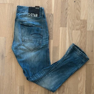Flared g-star keans - Säljer ett fet par flared gstar jeans som är väldigt unika. De är i storleken w27 l32 och i fint skick. Har du några funderingar så är det bara att hojta till! 