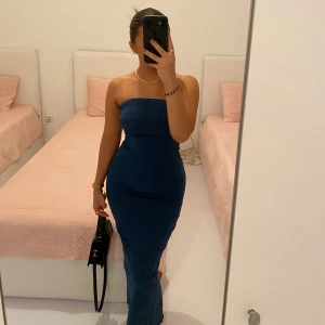 Zara jeans klänning  - Zara denim klänning. En av av mina favorit klänningar, super fin klänning. 