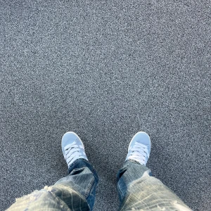 Ljusa sneakers från Adidas Campus - Snygga ljusblå sneakers från Adidas med vita detaljer och snörning. Skorna har den klassiska tre-randiga designen på sidorna och en bekväm passform. Perfekta för en avslappnad stil. Medföljer även vita två olika blåa snören.