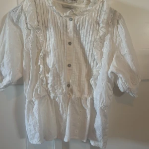 Söt blus - Vit blus från märket pigalle, sparsamt använd, säljer då den blivit för liten 💕