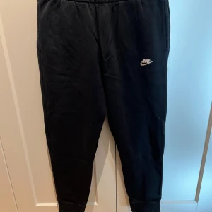 Nike mjukisbyxor  - Nike mjukisbyxor som knappt är använda i mycket bra skick! Nypris: 600