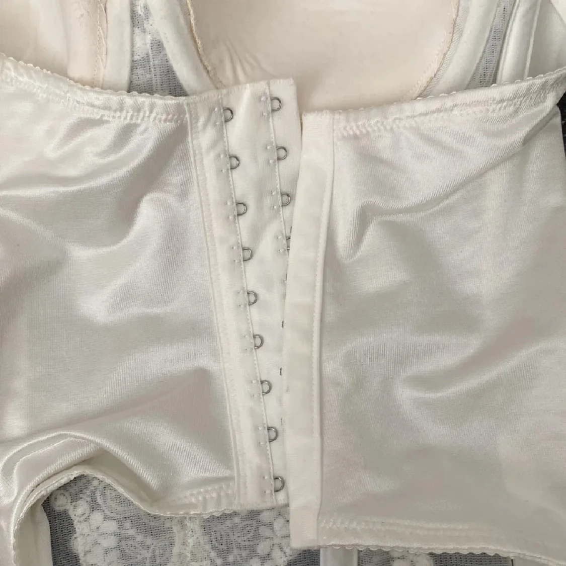 Vit spetskorsett från Salute - 1
