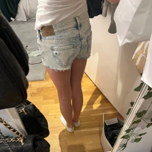 Ljusblå jeansshorts från Hollister - Aldrig använda!🫶🏻Säljer ett par ljusblå lågmidjade jeansshorts från Hollister med fransiga kanter och slitna detaljer. Perfekta för en avslappnad sommarlook! Midjemått 36cm rakt över💞skriv om du undrar något & skriv innan köp!🥰