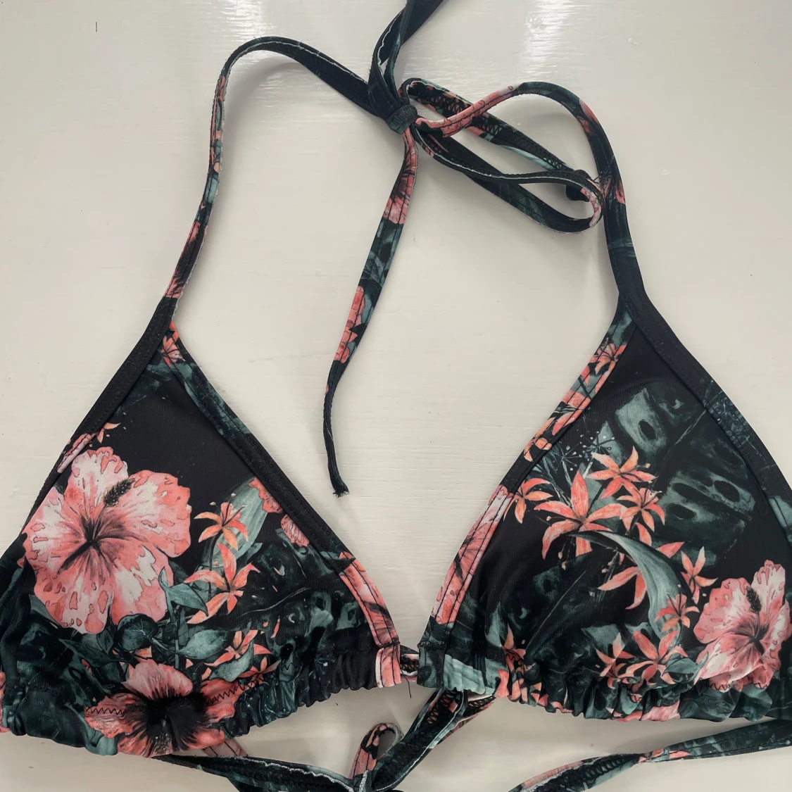 Blommig bikiniöverdel