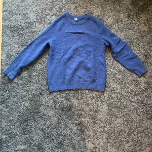 Arket tröja alpacka ull - Säljer en blå stickad tröja i ull och alpacka i storlek M från Arket. Tröjan är i nyskick. Måtten i cm är cirka 72 lång, 67 bred och 50 i ärmen från armhålan.