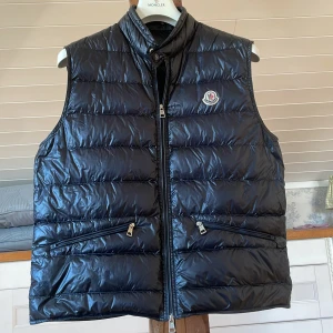 Moncler Gui - Säljer nu min marin blåa Moncler Gui väst, haft ett tag men tröttnat på den nu. Det är stl 4/L 