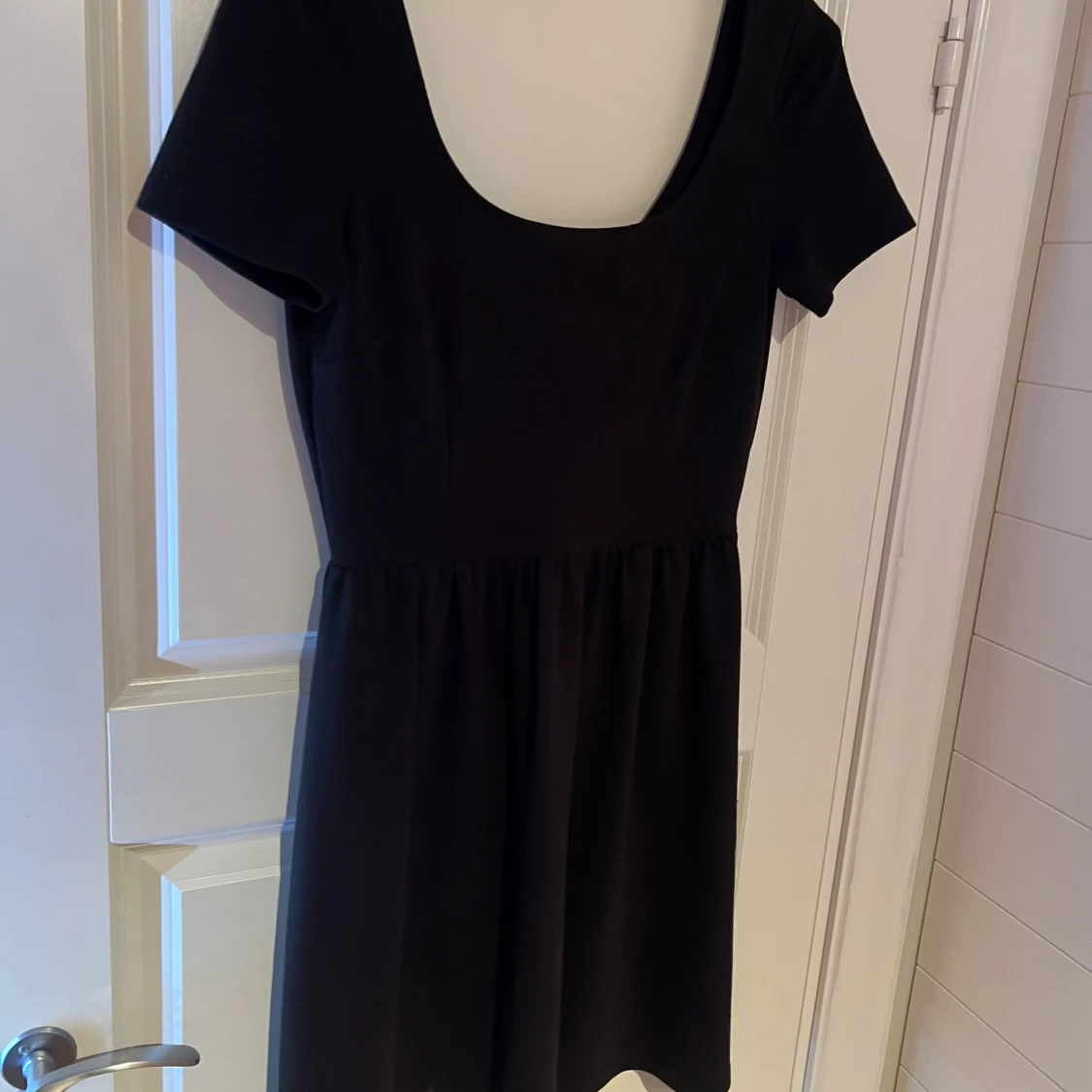 Svart kortklänning med kortärmad design - 1