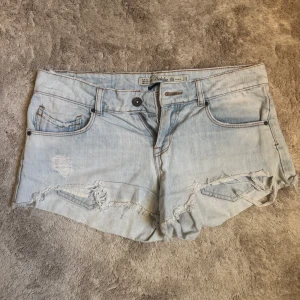 Low waist jeans shorts 🥰🥰 - Sååå snygga low waist shorts i ljusblåa färg 💖💖 perfekt nu i sommar!! Midjemått rakt över 39cm
