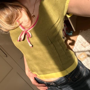 Grön kortärmad topp med knyt - Säljer en söt grön topp med korta ärmar och en v-ringad design ✨✨