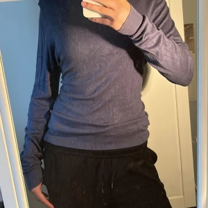 Mörkblå tröja från 157 - Säljer en enkel och stilren mörkblå tröja från 157 i storlek M. Tröjan har rund halsringning, långa ärmar och ribbade muddar vid ärmslut och nederkant. Perfekt att matcha med jeans eller kjol. Man kan pinna den där bak så den blir tajtare.