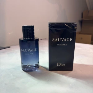 Dior Sauvage Eau de Parfum 100ml - Sauvage Eau de Parfum från Dior. Max 1ml använd. Serienummer och magnet-lock fungerar perfekt. Perfekt all around parfym. Pris går att diskuteras!