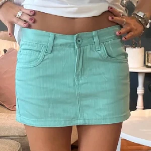 Lågmidjad minikjol - (Första och sista lånade bilder) säljer denna coola jeanskjolen endast använd 1 gång💗💗