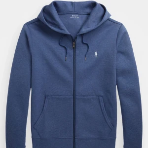 Polo hoodie  - Säljer en blå hoodie från Polo Ralph Lauren i storlek M. Tröjan har dragkedja, huva med snörning och två fickor framtill. Klassisk vit logga på bröstet. Perfekt för en avslappnad stil.