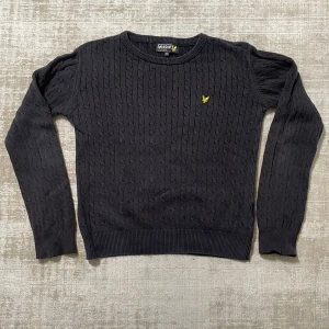 Lyle & Scott Tröja - Tja, säljer min Lyle & Scott tröja då jag inte använder den längre. Den är använd max 10 gånger. Storleken är 10-11 år men passar också om du är upptill ca 150 cm. Färgen är svart. Ny pris är ca 1300 kr.  Storleken i annonsen stämmer inte (det är inte 30)