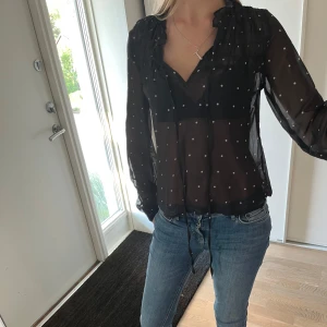 Prickig blus - Säljer denna pricka blus då den aldrig använts 