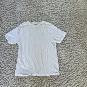 Ralph lauren T-shirt  - Tja! Säljer nu denna otroligt populära T-shirt från märket polo Ralph lauren. Tröjan är endast använd 1 gång! Dvs den är i perfekt skick. Kontakta mig vid minsta fundering.