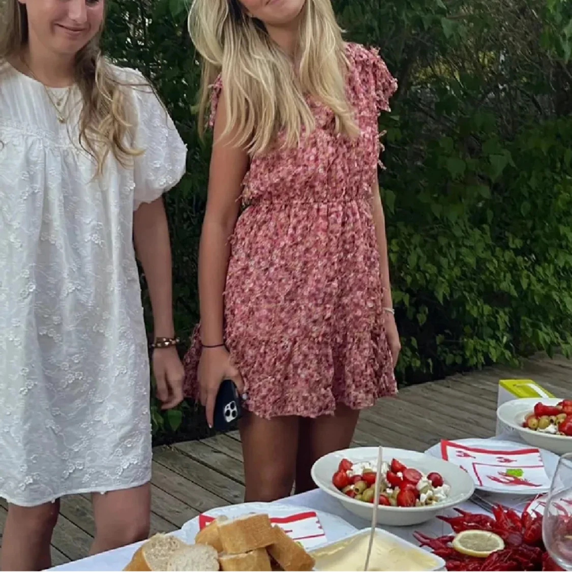 Rosa blommig kortklänning med volang