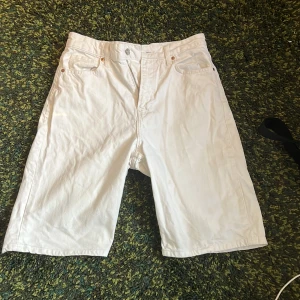 Vita baggy bermudashorts/jorts - Vita bermudashorts eller jorts med baggy och loose fit. Normal midja och klassisk femficksdesign. Perfekta för sommardagar eller en snygg streetwear outfit