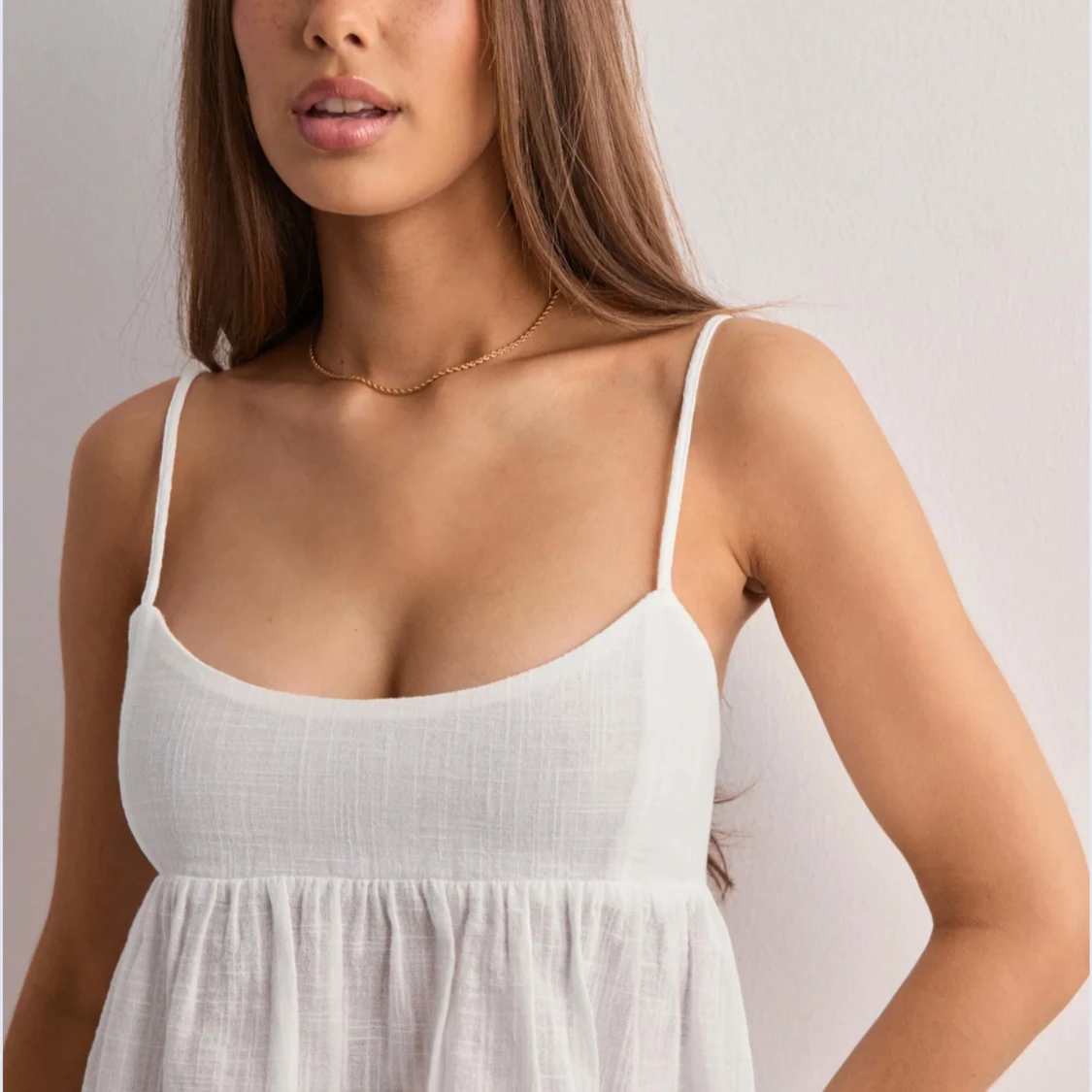 Vit linnetopp med rosett i ryggen - 2