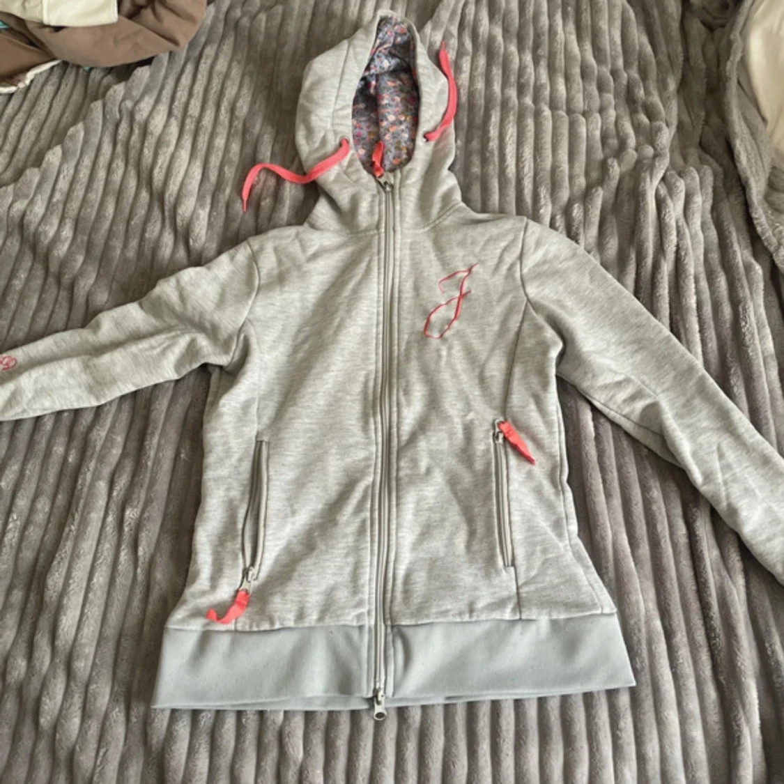 Ljusgrå hoodie från Jackson 