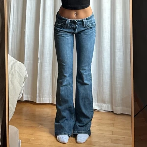 Lågmidjade bootcut jeans - Vintage från Gap💓midja 38 innerben 86 jae 165