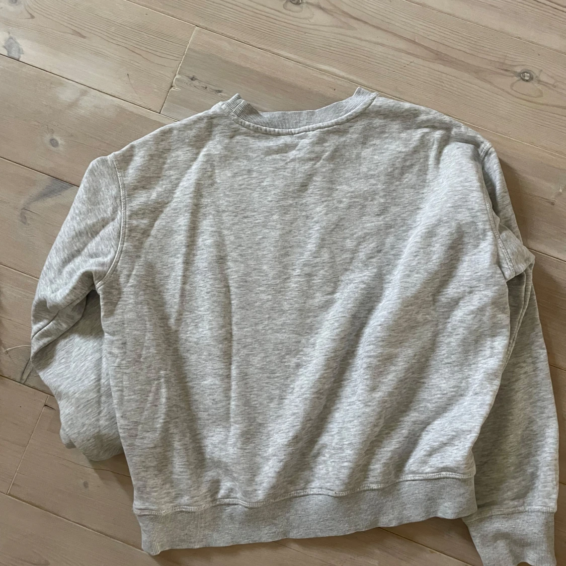 Grå sweatshirt med New York-tryck - 1