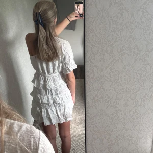 Klänning - Vit one-shoulder klänning i fint skick! Storlek M men passar även S🤍