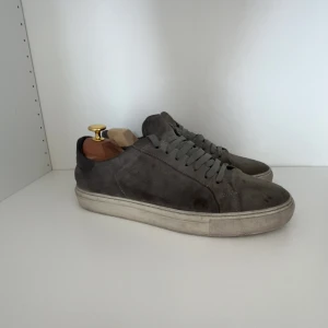 Grå mockasneakers från Arigato - Gråa Arigatos. Skick:6,5/10. Nypris:2500kr 
