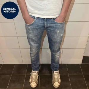 Dondup Jeans  - Tjena, säljer dessa riktigt snygga Dondup jeans i storlek 31. Väldigt sköna slitningar också. Modellen är George och de sitter slim. Priset är 500kr men kan eventuellt gå ner i pris vid snabb affär. Tveka inte att kontakta om fler bilder eller andra frågor, CS